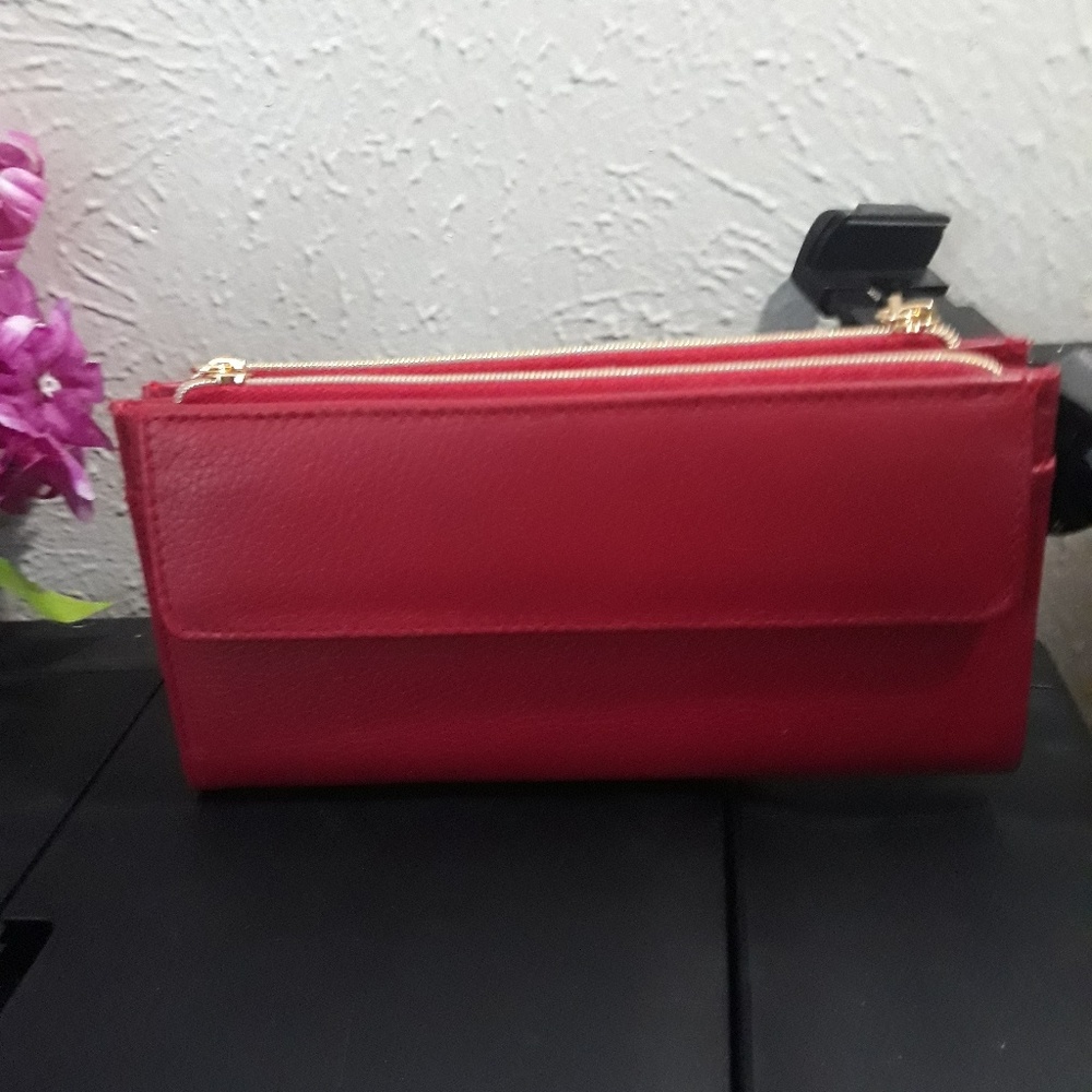 Buxton apple red clutch